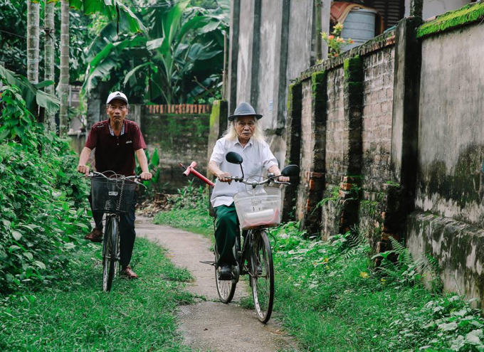 Ông Đỗ Quang Mạc cùng đồng đội của mình