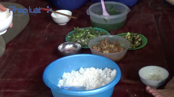 Bữa cơm với những món đơn sơ của công nhân.