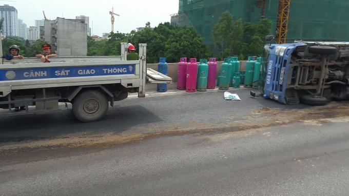 Các bình gas được lực lượng chức năng nhanh chóng di chuyển 2 bên lề đường. Ảnh: Huy Trung