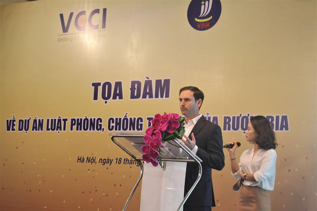 Ông Matt Wilson cùng nhiều chuyên gia cho rằng không nên hạn chế khung giờ mua bán rượu, bia. (Ảnh: Hồng Vân)