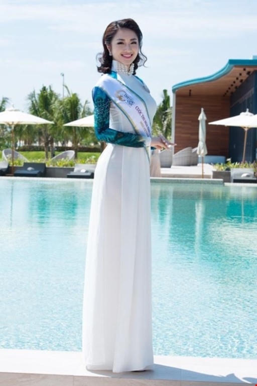 Người đẹp trong tà áo dài chụp bên hồ bơi.