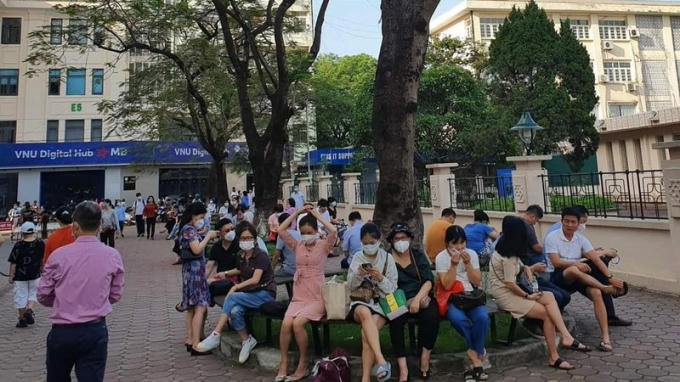 Trong tháng 6, các trường THPT chuyên và không chuyên của Hà Nội tổ chức thi tuyển. Không riêng thi vào lớp 10, tuyển sinh vào lớp 1, lớp 6 cũng căng thẳng không kém, nhất là nhóm các trường tốp đầu, trường có tiếng của Hà Nội. Một số có tỉ lệ chọi lên đến 1/20, hoặc 1/30.