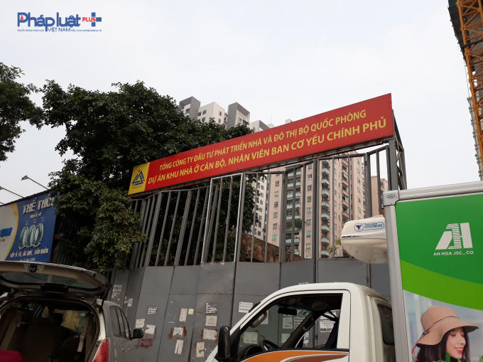 Cổng dự án tại đường Lê Văn Lương.