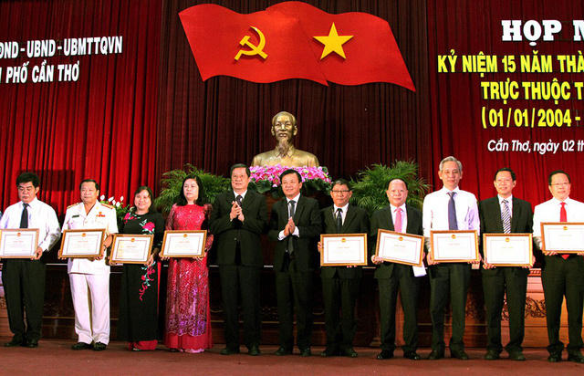 Các cá nhân được nhận bằng khen vì đạt thành tích xuất sắc trong đợt thi đua đặc biệt kỷ niệm 15 năm TP trực thuộc Trung ương.