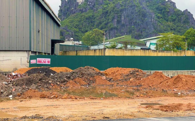 "Chúng tôi đã có văn bản gửi cho UBND TP Hạ Long vào cuộc xử lý tình trạng trên, với những nơi bị đổ trộm rác thải xây dựng, đơn vị lại phải lên phương án xúc đi, việc mở rộng từ 4 lên 6 làn đường sau này sẽ do hai địa phương TP Hạ Long và TP Cẩm Phả đảm nhiệm", vị đại diện Ban Quản lý dự án đầu tư xây dựng các công trình giao thông tỉnh Quảng Ninh cho biết.