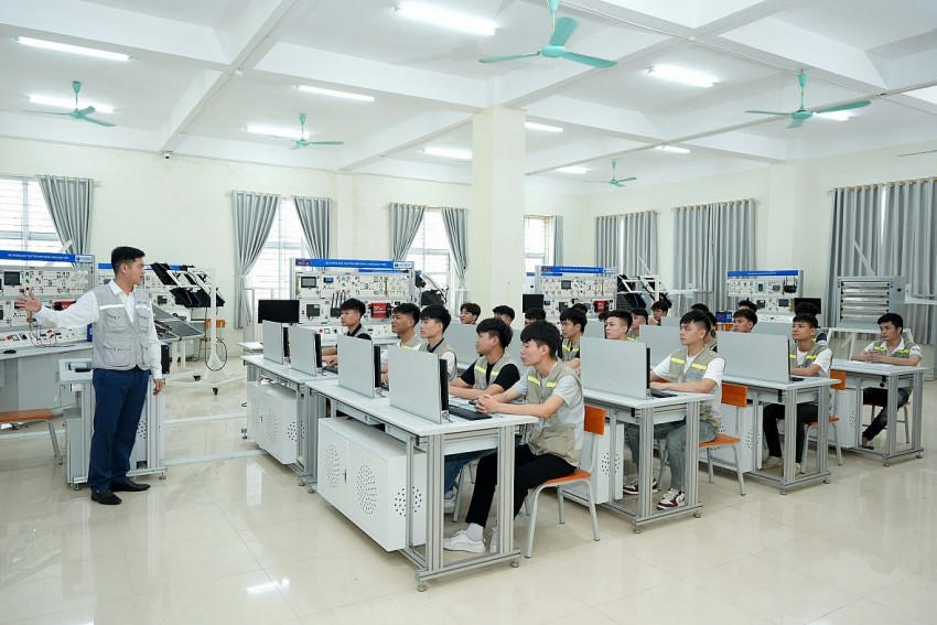 Sinh viên được học xuyên suốt từ lý thuyết đến thực hành mô phỏng giả lập cũng như trên thiết bị thật của phòng học năng lượng xanh (bao gồm năng lượng mặt trời và năng lượng gió ).