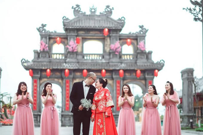 Là một hạng mục khác trong khuôn viên Dragon Park, cổng Tam Quan sừng sững giữa con đường rộng, lung linh đèn lồng đỏ và những câu đối với tông màu trầm mặc là khung cảnh lý tưởng cho một “đám cưới” cổ truyền. Xúng xính váy đỏ, vest đen hay áo the khăn xếp, cô dâu chú rể sẽ có ngay bộ ảnh cực chất tại đây.