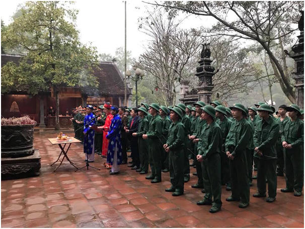 Các đồng chí lãnh đạo cùng  216 tân binh làm Lễ báo công, dâng hương tại sân rồng Đền Sóc (Khu di tích Lịch sử đền Sóc, huyện Sóc Sơn)