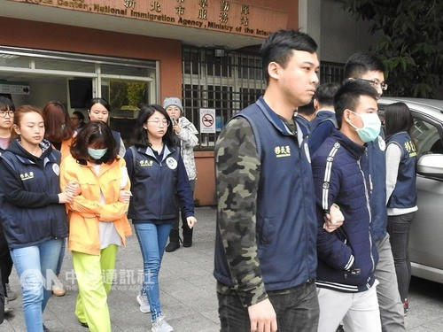 Giới chức Đài Loan áp giải các du khách Việt "mất tích" được tìm thấy (Ảnh" Central News)