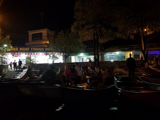 Du khách lo lắng về tính mạng và sự an toàn của mình cùng người thân trên những chuyến đò không áo phao để cứu sinh khi xảy ra sự cố.