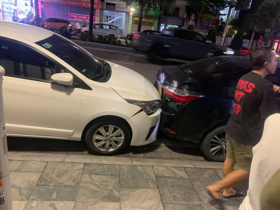 Vụ va chạm liên hoàn khiến các phương tiện hư hỏng đáng kể.