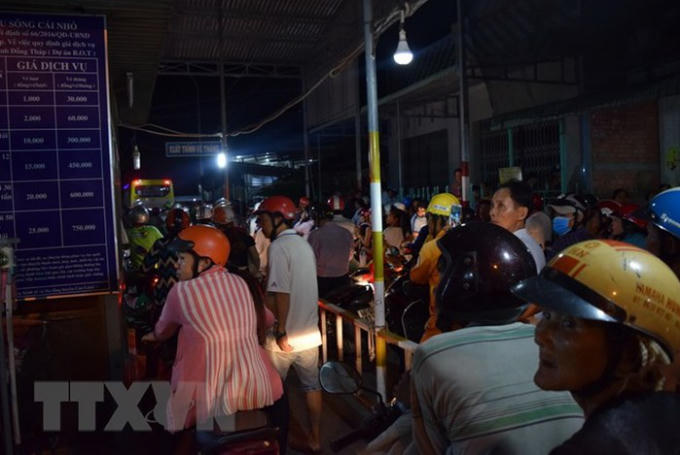 Cảnh ùn tắc kéo dài trên cầu Sông Cái Nhỏ, nơi đặt trạm thu phí BOT. (Ảnh: Chương Đài/TTXVN)