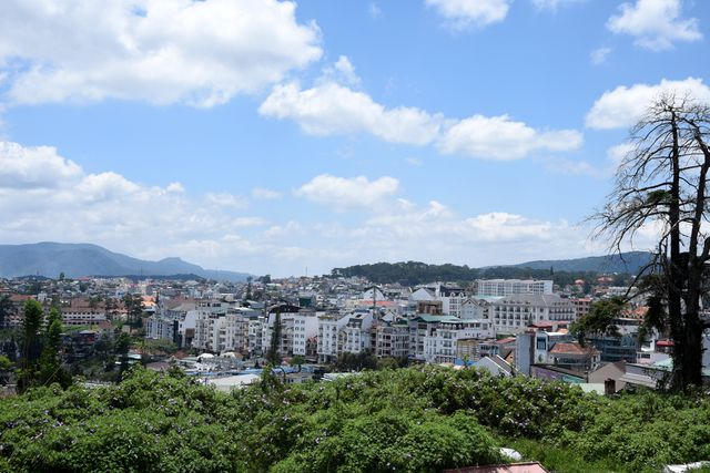 Từ trên dinh thự có thể ngắm được toàn cảnh TP Đà Lạt và thường xuyên được bao phủ bởi sương mù mỗi sáng. Nơi đây từng là biểu tượng của Đà Lạt vì kiến trúc độc đáo và cổ kính.