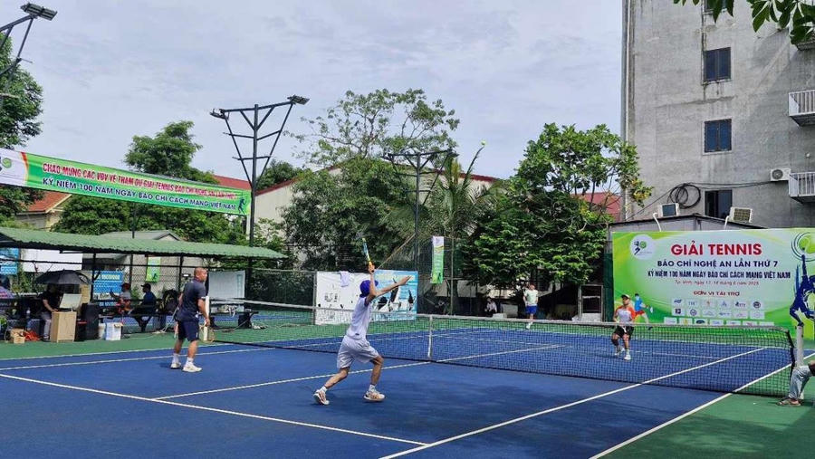 Nhiều trận cầu hấp dẫn, quyết liệt tại giải Tennis Báo chí Nghệ An lần thứ 7.