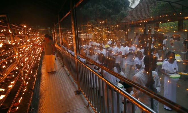 Lễ cầu nguyện tại một ngôi chùa Phật giáo trong đêm giao thừa ở thủ đô Colombo, Sri Lanka. Ảnh: AP.