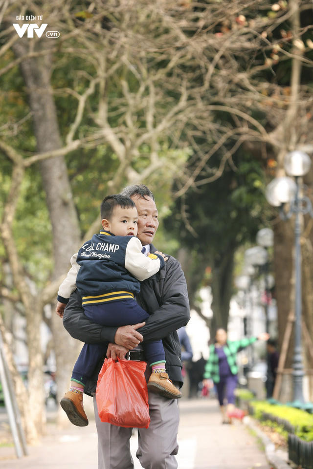 Hà Nội khiến người dân có xu hướng ra đường thưởng thức tiết trời vô cùng dễ chịu này.