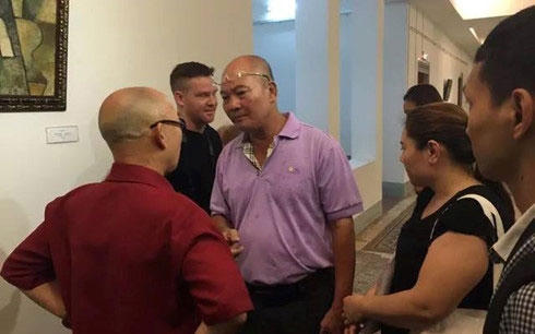 Chủ nhân bộ sưu tập là ông Vũ Xuân Chung bất ngờ xuất hiện và có những lời lẽ phản đối. Ông cho rằng họa sĩ Thành Chương không được phép đụng vào bức tranh “Trừu tượng” mà ông đã mua với giá cao tại Paris!