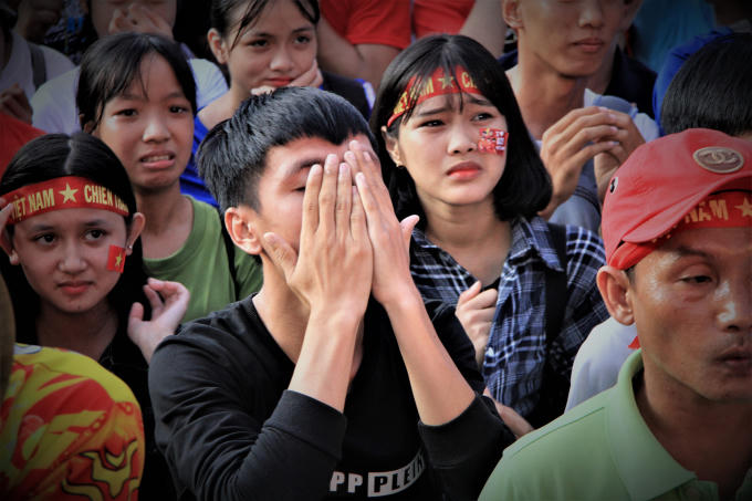 Cổ động viên nữ rơi nước mắt khi Quang Hải sút hỏng quả 11m.