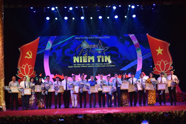 Trao Bằng khen cho các đơn vị tổ chức tốt cuộc thi và phối hợp tổ chức cuộc thi.