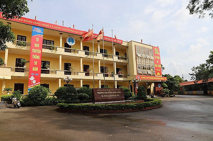 Trường Cao đẳng Công nghệ và Nông Lâm Đông Bắc đã quyết định xử phạt và chấm dứt hợp đồng đối với Công ty CP Dịch vụ tài chính và Thẩm định giá tài sản Việt Nam.