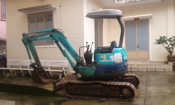 Chiếc máy múc bị tạm giữ tại trụ sở UBND phường 4, TP Đà Lạt.