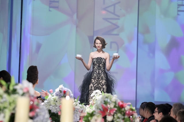 Phí Phương Anh trình diễn catwalk trên bàn tiệc (phần thi thứ 2 trong tập 5).
