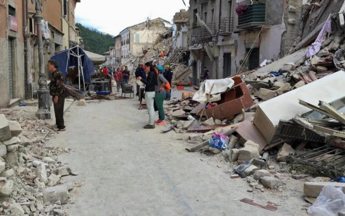 Lina Mercantini, cư dân làng Ceselli, Umbria, cách tâm chấn 75km kể lại: “Trận động đất rất mạnh. Chiếc giường của tôi như đang di chuyển khi nó lướt qua vậy". (Ảnh: Reuters)