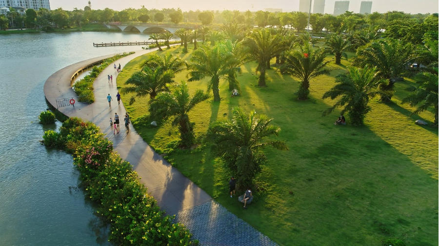 Hoài Nam (32 tuổi, nhà ở Hàng Mành, Hà Nội), đã quyết định dời Phố Cổ về Ecopark khi chứng kiến con gái nhỏ  thả chân trần, thoả thích chạy nhảy trên cung đường rợp bóng cây xanh giữa trưa hè ở Ecopark. Giữa buổi trưa, những vỉa hè ở đây vẫn mát rượi và tràn ngập thiên nhiên.