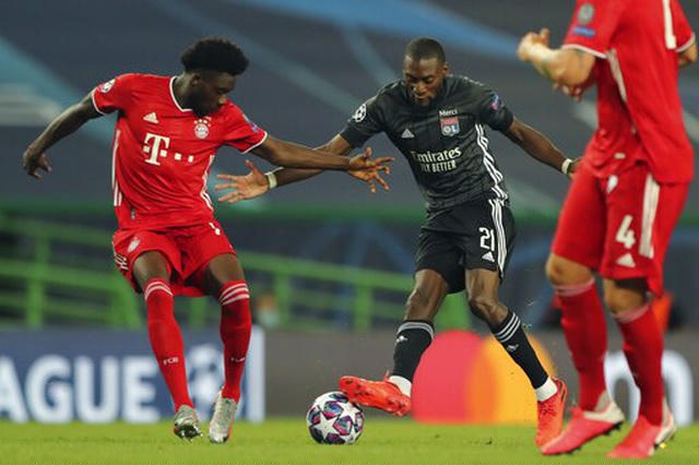 Ekambi đánh bại tất cả cầu thủ Bayern Munich nhưng lại sút trúng cột dọc phải bật ra