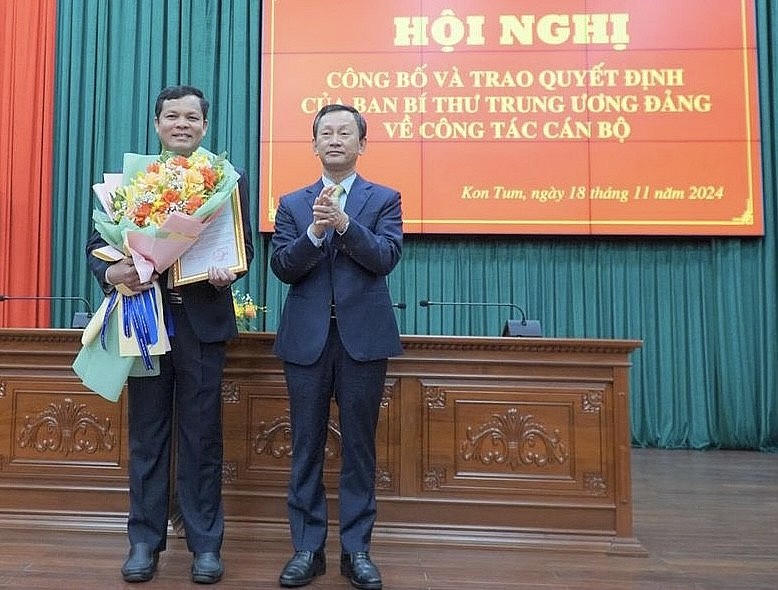Ông Nguyễn Đức Tuy nhận quyết định bổ nhiệm giữ chức vụ Phó Bí thư Tỉnh ủy Kon Tum.