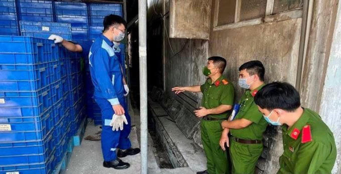 Công an tỉnh Đồng Nai và Công an TP Biên Hoà phối hợp tiến hành kiểm tra khu vực xả thải của xí nghiệp.