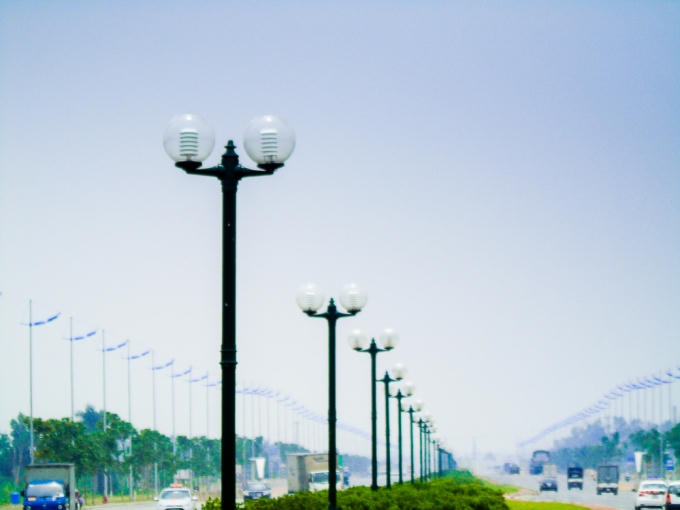 Hệ thống đèn chiếu sáng, biển báo, đèn báo hiệu được lắp đặt dọc tuyến đường.