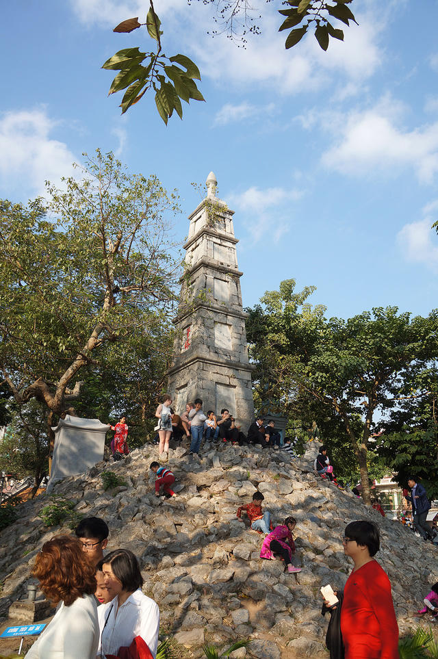 Trong khi đó, hình ảnh Tháp Bút nằm ở phía bên ngoài đến Ngọc Sơn trông khá phản cảm khi nhiều du khách bất chấp biển cấm leo trèo lên phía trên tháp để chụp ảnh.