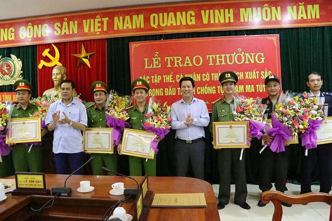 Chủ tịch UBND tỉnh Hà Tĩnh Đặng Quốc Khánh, Trưởng Ban Nội chính Tỉnh ủy Hà Tĩnh Võ Trọng Hải trao thưởng cho các lực lượng tham gia phá án.