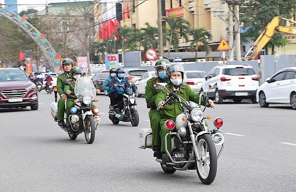 Lực lượng an ninh cơ sở được cấp áo giáp chống đâm, găng tay bắt dao