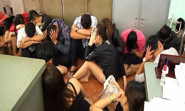 Cơ quan công an phát hiện hơn 50 thanh niên thuê phòng của quán karaoke 146 để sử dụng ma túy.