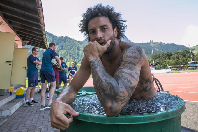 Nam cầu thủ đội tuyển The West Ham Felipe Anderson ngâm mình trong chậu nước đá sau buổi tập.Ảnh: West Ham United FC/Getty Images