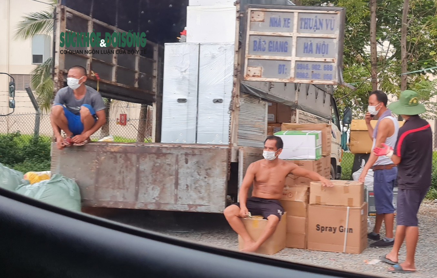 Hà Nội: Chủ tịch phường “ngạc nhiên” khi nhận tin báo hàng trăm người đang tụ tập bên trong bãi xe “lậu” - Ảnh 7.