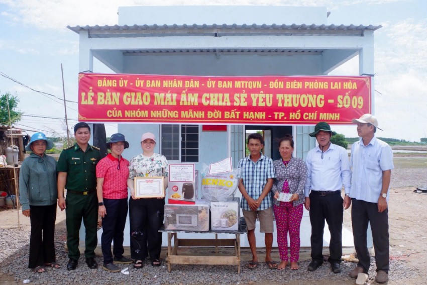 Bàn giao nhà cho gia đình anh Ngô Sà Vạt