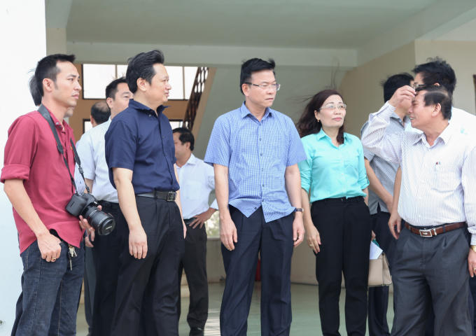 Bộ trưởng Bộ Tư pháp Lê Thành Long (người đứng giữa) chuẩn bị cho hành trình vào tâm lũ Hà Tĩnh, Quảng Bình.