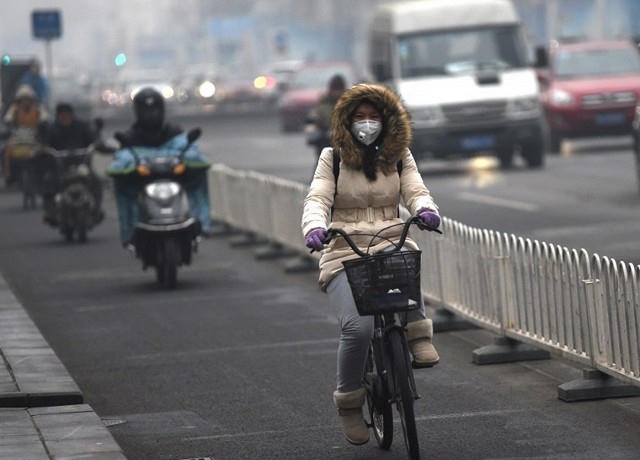 Ch&ugrave;m ảnh th&agrave;nh phố Bắc Kinh ch&igrave;m trong kh&oacute;i m&ugrave; d&agrave;y đặc