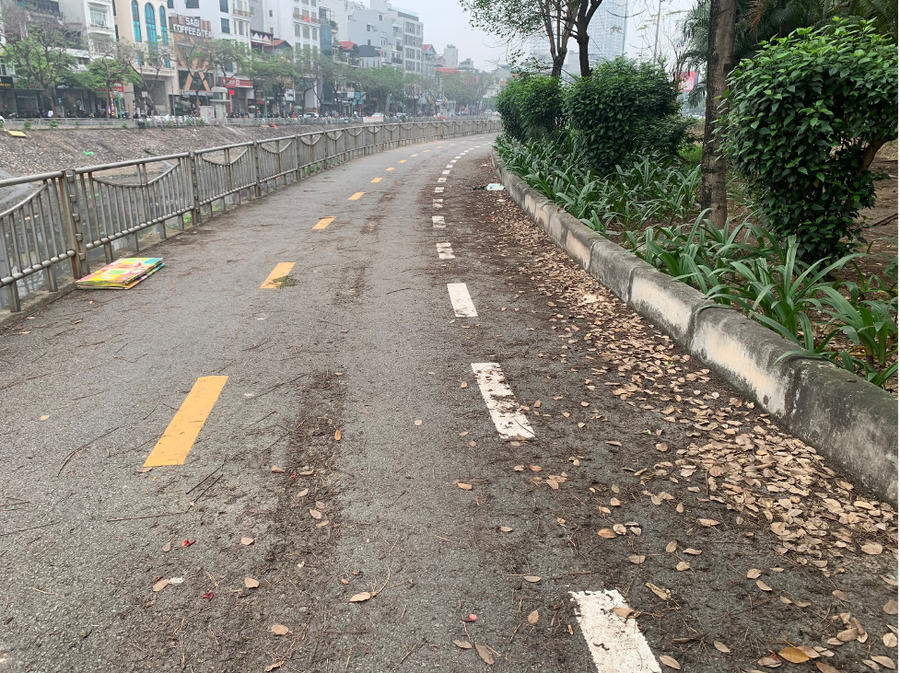Do ít người đi lại nên tuyến đường khá bẩn, không thường xuyên được dọn dẹp.