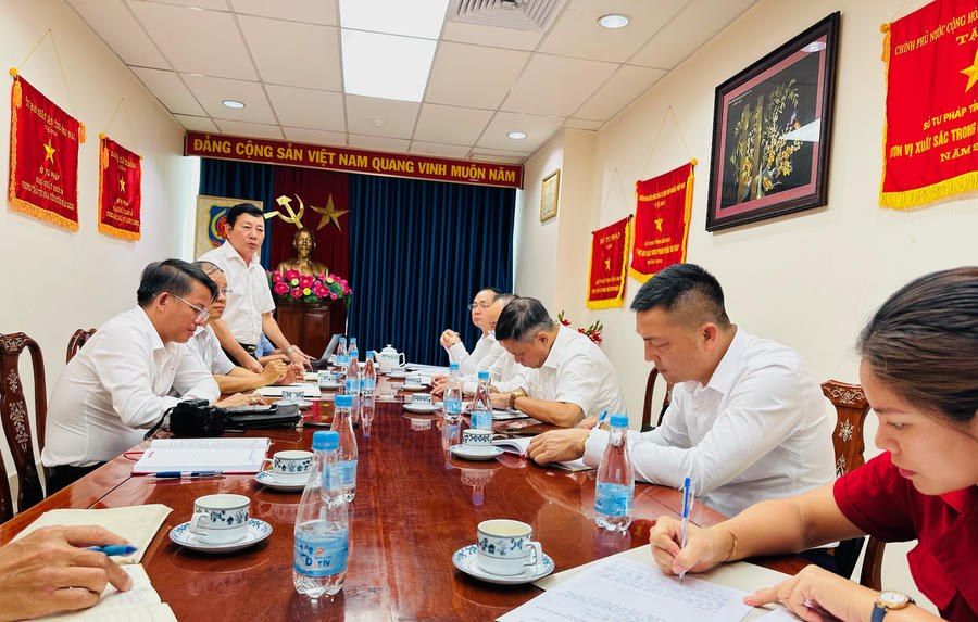 Ông Phạm Minh Phước PGĐ Sở Nội Vụ phát biểu tại buổi họp