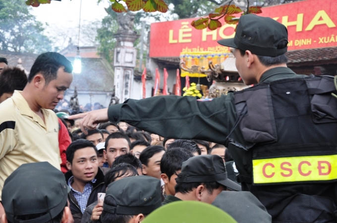 Lực lượng chức năng được huy động 100% nhằm đảm bào tình hình an ninh trật tự, an toàn tại lễ hội đền Trần 2016.