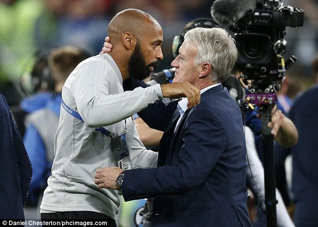 Thierry Henry ôm hôn thân mật với đồng đội cũ Didier Deschamps