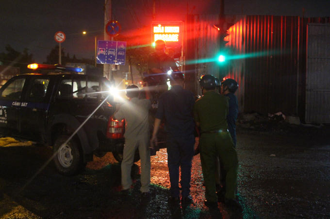 Công an đưa chiếc xe máy của nạn nhân về đồn.