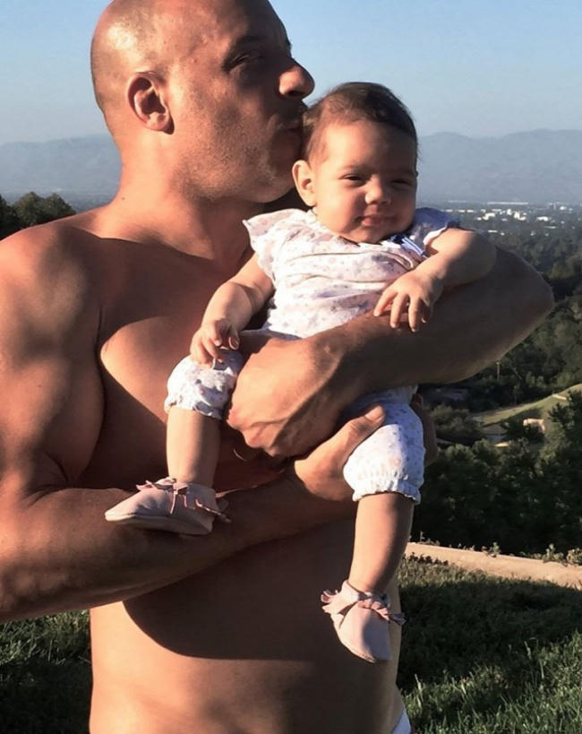 Vin Diesel là cha của Vincent (trai) và hai cô con gái Hania và Pauline. Diễn viên phim hành động cho biết làm cha có lẽ là vai diễn táo bạo nhất mà anh từng đóng. “Vai đóng thế điên rồ nhất ư? Đó là làm bố”, nam diễn viên hài hước chia sẻ.