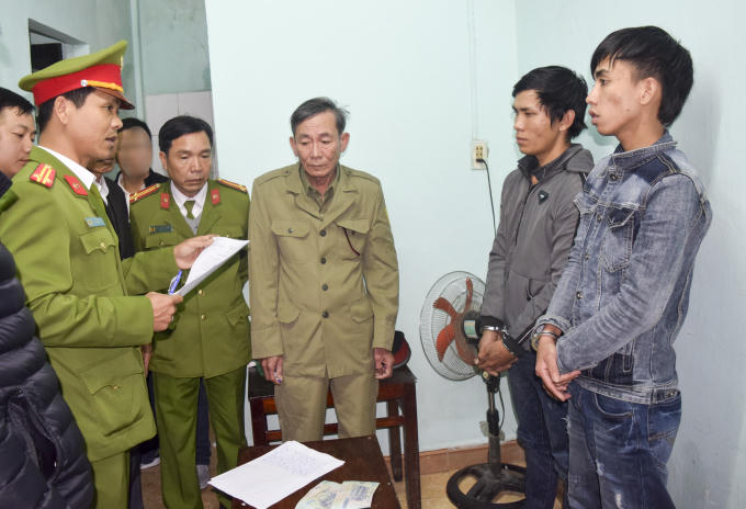 Công an đọc lệnh bắt 2 đối tượng