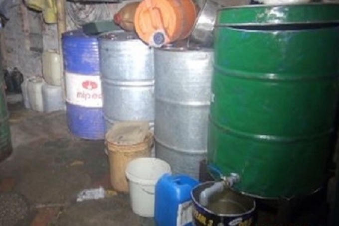 Nhiều thùng phi, can chứa xăng dầu không rõ nguồn gốc được phát hiện tại nhà ông Thí (ảnh Công an TP Vinh cung cấp)