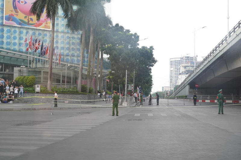 Các lực lượng được triển khai đảm bảo an ninh, an toàn dọc tuyến đường đoàn Tổng thống di chuyển. Ảnh Công an Hà Nôi